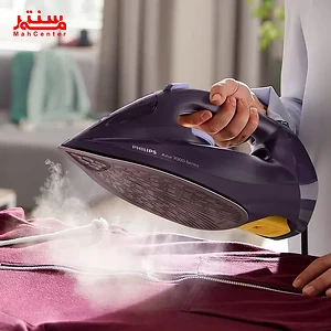 اتو بخار فیلیپس مدل Azur 7000 در حال بخاردهی روی لباس.